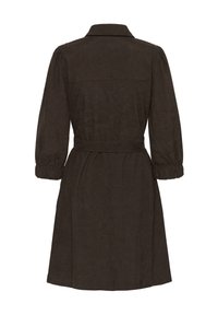 Robe marron foncé avec un col, des manches bouffantes et une taille cintrée. Fabriquée en tissu texturé avec un détail ceinturé à la taille.