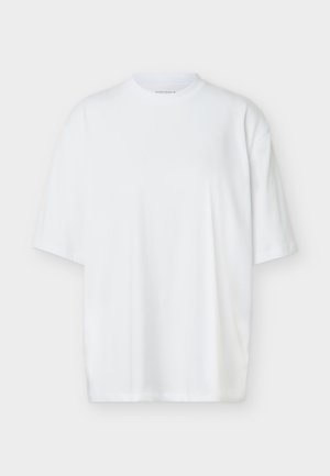 Lihtne valge üle mõõduga lühikeste varrukatega T-särk ümara kaelusega, esitatud tasapinnaliselt heleda tausta vastu.