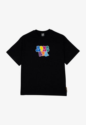 T-shirt en coton noir avec un design de logo coloré composé de diverses formes au centre. Comprend une étiquette multicolore sur la couture latérale.