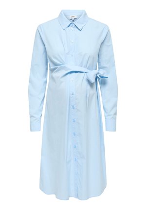 Svetlo modra dolga nosečniška srajčna obleka z ovratnikom, sprednjimi gumbi in pasom, ki se zaveže na desni strani.