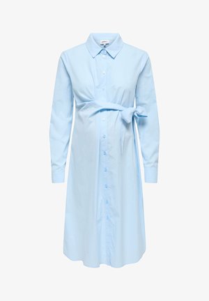 Robe-chemise de grossesse bleu clair à manches longues avec col, boutons sur le devant et ceinture nouée sur le côté droit.