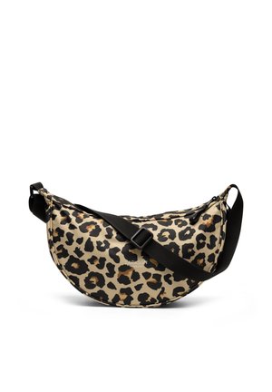 Leopardenmuster-Umhängetasche mit schwarzem verstellbarem Riemen und Reißverschluss, geschwungene Form und kleinem Larkson Hamburg Logo auf der Vorderseite.