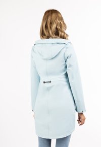 Lichtblauwe waterdichte jas met capuchon, getailleerde taille en lange mouwen. Kenmerkt zich door een gladde textuur en een achterkant met drukknoopsluiting.