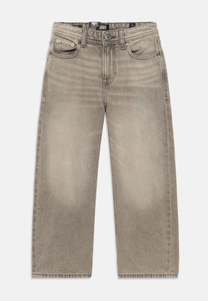 Blugi bej cu picior larg, cu textură estompată, cinci buzunare, închidere cu nasture metalic și talie cu marcă. Material din bumbac.