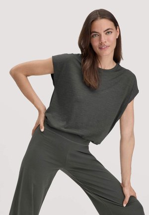 Haut court à manches courtes gris foncé avec une coupe décontractée, une texture lisse et un drapé subtil, associé à un pantalon large assorti.
