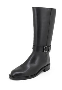 Stivale in pelle nera alto fino al ginocchio con finitura liscia, punta arrotondata e dettaglio con fibbia sulla caviglia. Suola resistente e cuciture sottili.