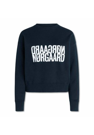 Sweat-shirt bleu marine foncé à manches longues avec le texte blanc déformé "NØRGAARD" imprimé deux fois sur la poitrine.
