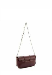 Bolso de mano de cuero burdeos con una correa de cadena. Presenta una forma rectangular, tapa plegada y un sutil detalle de costura en la parte frontal.
