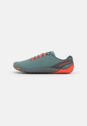 Niska, sportowa buty w kolorze niebiesko-zielonym i szarym z pomarańczowymi akcentami, czarną podeszwą i logo "Merrell" po stronie pięty.