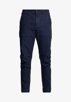Pantalon bleu marine à rayures fines avec poches plaquées à l'avant, passants pour ceinture et fermeture à bouton, présenté sur un fond blanc.