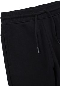 Pantalones de chándal negros con cintura acanalada, cierre de cordón y bolsillos laterales, confeccionados en una suave y ligera mezcla de algodón.