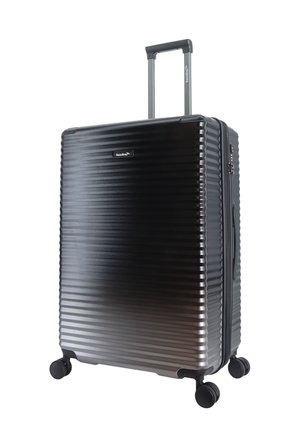 Schwarzer Hartschalenkoffer mit horizontalen Rillen, vier Rollen, ausgezogenem Teleskopgriff und seitlichem Reißverschluss-Schloss, aufrecht stehend.