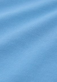 Světle modrá texturovaná tkanina s jemným, mřížkovým vzorem; vhodná pro oděvní nebo čalounické aplikace. Měkký a pružný materiál.