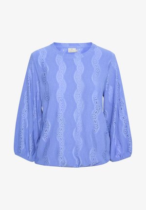 Hele sinine pluus, millel on laine muster ja aukude detailid. Ümar kaelus, pikad varrukad ja lõdvestunud istuvus. Pehme tekstuur.