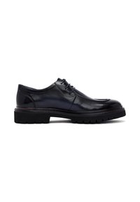 Zwarte leren schoenen met een ronde neus, een gestructureerde bovenkant en een rubberen zool. Voorzien van drie vetergaatjes en subtiele stiksels.