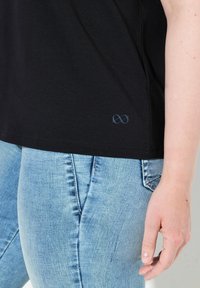 LAURASØN KLEINER KNOTEN V-AUSSCHNITT HALBARM - T-shirt basic - black