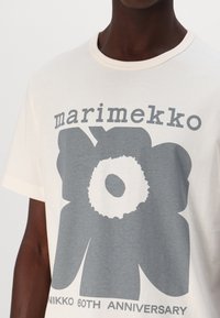 Marimekko VIHNE UNIKKO UNISEX - T-shirt med print - off white