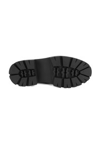 Zwarte rubberen schoenzool met een robuust profiel voor grip, met uitgesproken noppen en een glad middengedeelte.