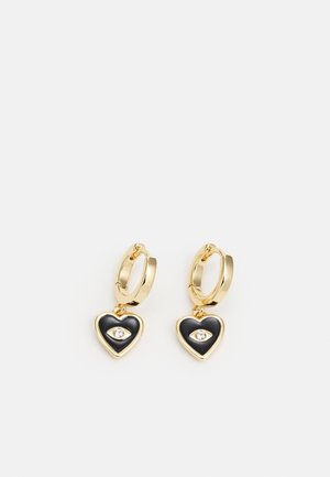 Złote kolczyki koła z czarnymi zawieszkami w kształcie serc z centralnym wzorem oka i małym przezroczystym kamieniem szlachetnym w każdej zawieszce.