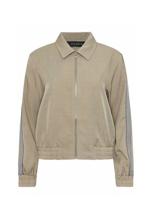 Chaqueta beige con cremallera, cuello, puños y dobladillo elásticos, con detalle de rayas negras y blancas a lo largo de las mangas.