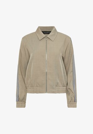 Chaqueta beige con cremallera, cuello, puños y dobladillo elásticos, con detalle de rayas negras y blancas a lo largo de las mangas.