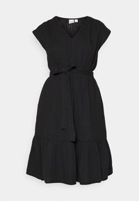 Robe noire longueur genoux avec col en V, manches courtes, ceinture à nouer à la taille et ourlet volanté, confectionnée en tissu léger.