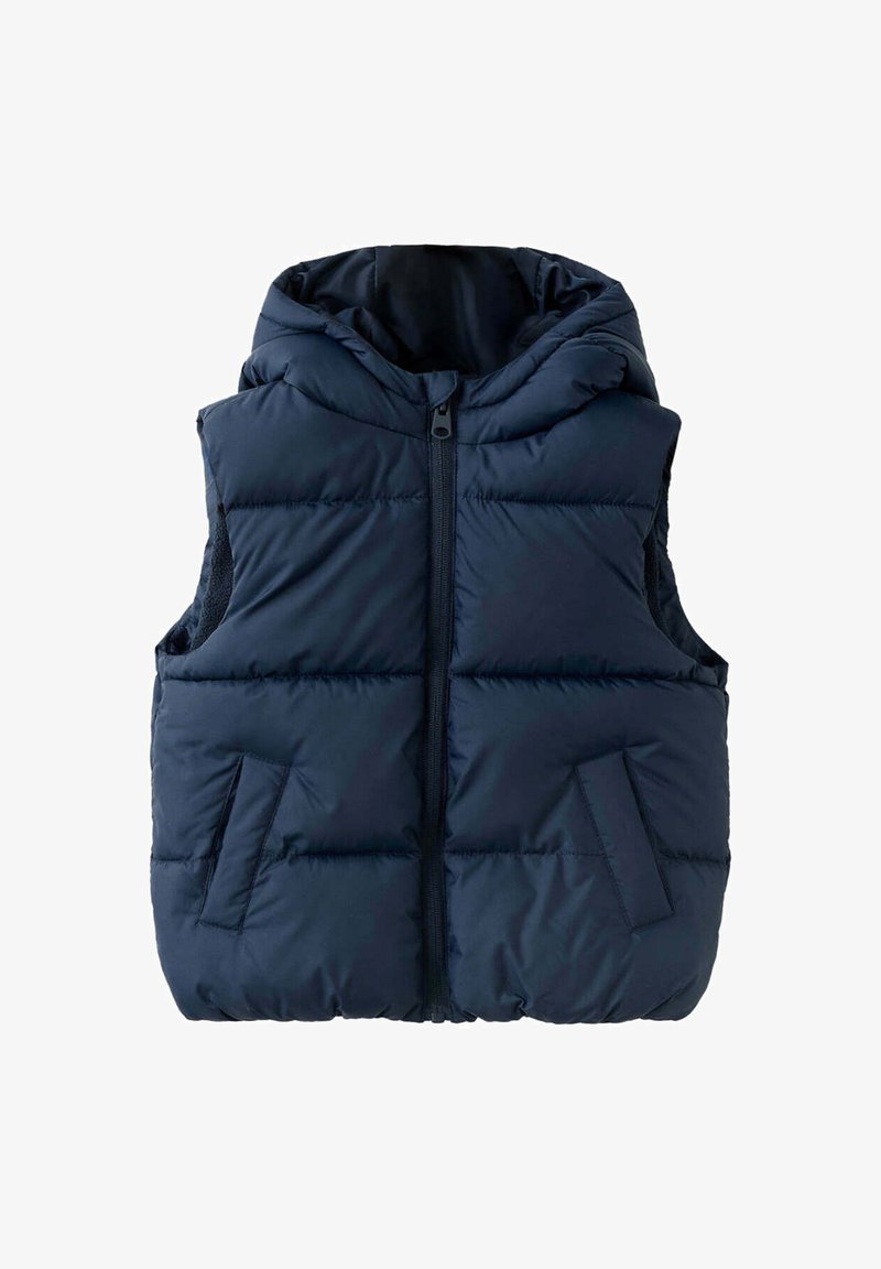 Veste sans manches matelassée bleu marine avec capuche, fermeture éclair à l'avant et deux poches inclinées sur fond blanc.