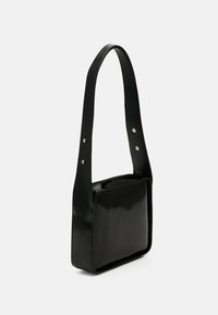 Borsa a spalla in pelle verniciata nera con forma rettangolare, ampia tracolla regolabile e dettagli con bottoni in tono argento sulla tracolla.