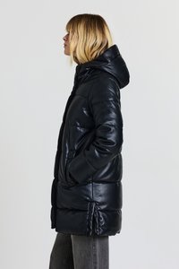 Schwarzer gesteppter Mantel mit Kapuze, aus glänzendem, synthetischem Material, mit Seitentaschen und lockerer Passform, seitlich dargestellt.