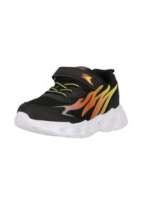 Chaussure de sport noire avec une tige en mesh, motif de flammes orange et jaune, semelle blanche et une sangle velcro pour la fermeture.