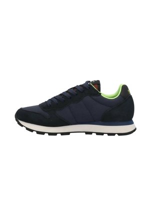Marineblaue und schwarze Sneaker mit dunklen Schnürsenkeln, weißer Zwischensohle, schwarzer Außensohle und neongrünem Innenfutter, von der Seite gezeigt.