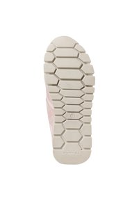 Sneaker in suede rosa con suola in gomma texturizzata di tonalità crema, caratterizzata da un motivo esagonale per la trazione e un'impronta del logo del marchio.