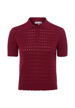 Polo en maille bordeaux à manches courtes, avec trois boutons, petit motif carré perforé, ourlet côtelé et bords de manches festonnés.