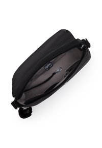 Schwarze Nylon-Tasche mit Reißverschluss, ausgestattet mit einer Innentasche, einem Schlüsselclip und einem strukturierten Pom-Pom-Akzent. Geräumiges und leichtes Design.