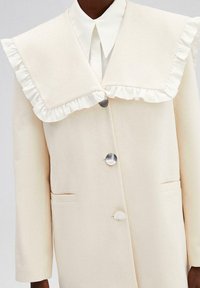 Touché Privé RUFFLED WIDE COLLAR - Rövid kabát - cream