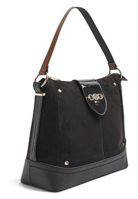 Czarna zamszowa torebka z błyszczącym czarnym akcentem, złotymi elementami, płaskim dnem i brązowym paskiem na ramię; posiada ozdobną górną klapę.