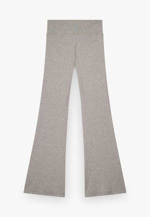 Hellgraue, hoch taillierte, weit geschnittene Hose mit glatter Textur und ohne sichtbare Verschlüsse oder Taschen.