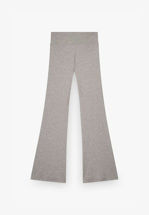 Pantaloni grigio chiaro, vita alta, gamba larga, con una texture liscia e senza chiusure o tasche visibili.