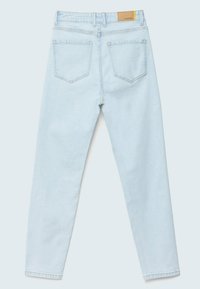 Jasnoniebieskie dopasowane dżinsy wykonane z denimu, z talią sięgającą połowy wysokości, pięcioma kieszeniami oraz skórzaną naszywką nad prawą tylną kieszenią.