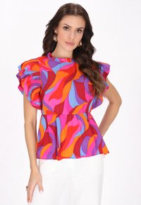 Bluză colorată, cu modele vibrante în valuri de roșu, portocaliu, roz și albastru, cu mâneci volănaș și talie ajustată.