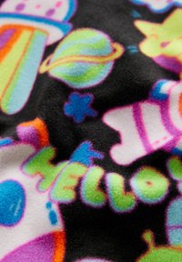 Weiche Fleece-Decke mit schwarzem Hintergrund, die lebhafte Cartoon-Muster von Planeten, Sternen und dem Wort "Hallo" in hellen Farben zeigt.