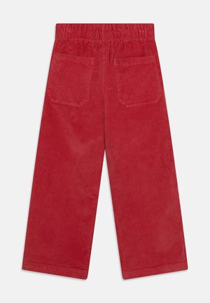 Pantalons en velours côtelé rouge à jambes larges avec une taille élastique, comportant deux poches arrière et un fini en tissu texturé.