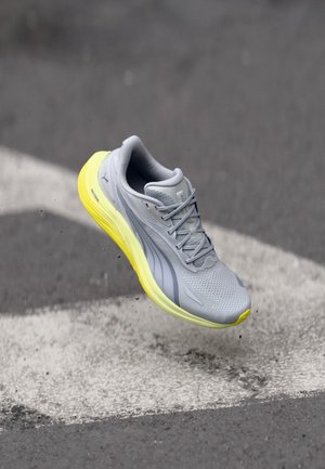 ELECTRIFY NITRO 4 UNISEX - Utcai futócipők - vibrant silver-coloured/deep plum/apple spritz