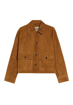 Bruine suède jas met lange mouwen, knopen aan de voorkant, brede kraag en twee voorzakken met klep en knoopsluiting.