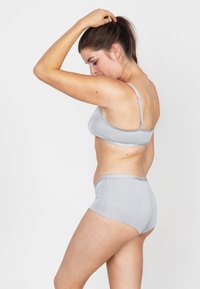 Lichtgrijze bh en bijpassende hooggetailleerde onderbroek set, gemaakt van zachte stof, met een gladde textuur en verstelbare bandjes.