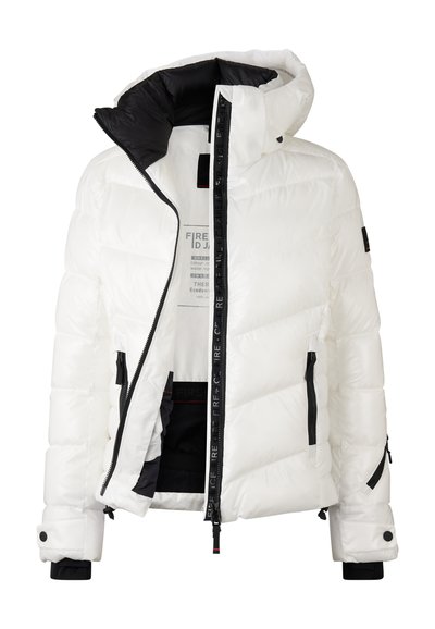 Gevoerde witte jas met een zwarte binnenkant, met een hoge kraag, ritszakken en verstelbare manchetten. De stof lijkt glanzend en waterafstotend.