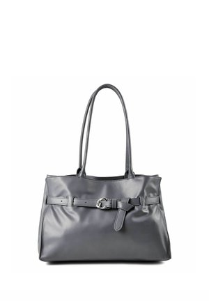 Bolso de mano de cuero gris con dos correas para el hombro y un cinturón decorativo con hebilla plateada en la parte delantera.
