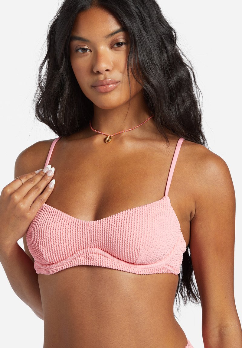 Růžový žebrovaný bikiny top s tenkými ramínky a nařasením ve středu. Hladký povrch a pružný materiál, navržený pro přiléhavý vzhled.
