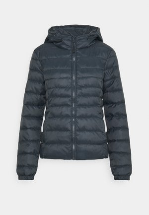 Czarna pikowana kurtka puchowa z kapturem, przednim zamkiem błyskawicznym i elastycznymi mankietami, zaprojektowana na zimne warunki pogodowe.