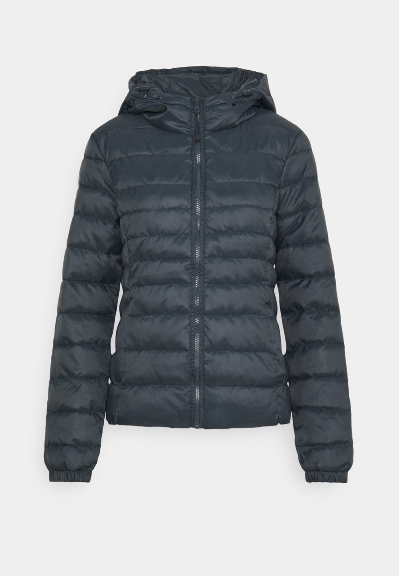 Veste matelassée noire avec capuche, fermeture éclair frontale et poignets élastiques, conçue pour temps froid.